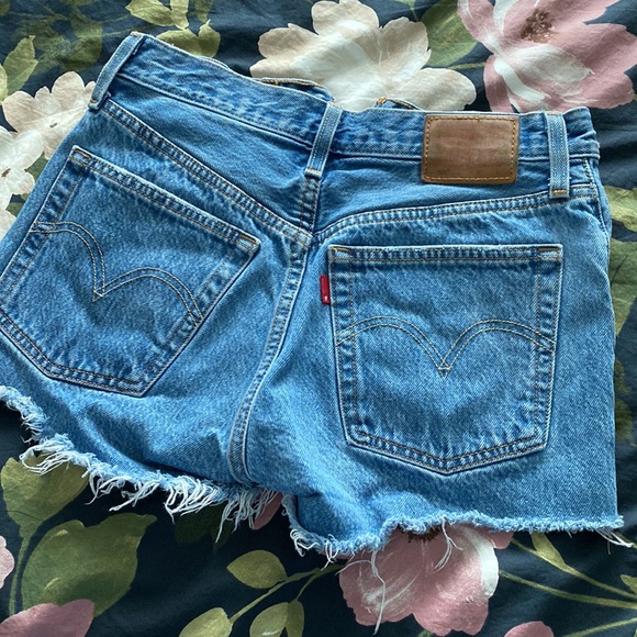 Levi’s 501 Shorts - Picture 2 of 4